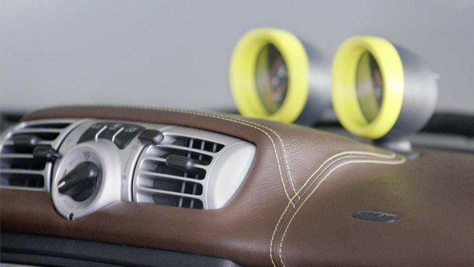 A linha da costura dos bancos e do volante &eacute; amarela-lim&atilde;o, assim como os marcadores centrais | <a href="%20https://quatrorodas.abril.com.br/saloes/genebra/2013/smart-fortwo-boconcept-734992.shtml" rel="migration">Leia mais</a>