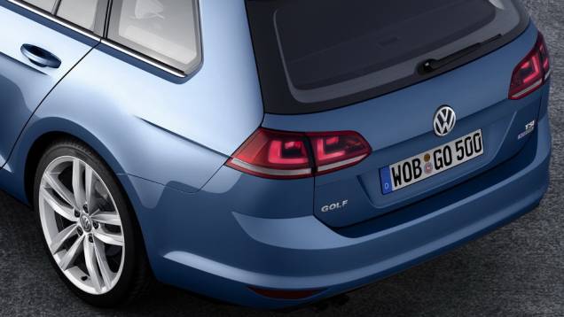 Sem os disfarces, podemos ver o novo design das lanternas traseiras. <a href="https://quatrorodas.abril.com.br/saloes/genebra/2013/volkswagen-golf-variant-735101.shtml" rel="migration">Leia mais</a>