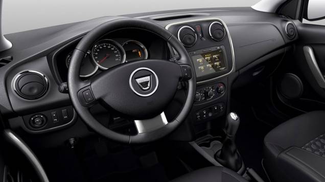 Com acabamento mais esmerado, o painel ganhou formas sóbrias | <a href="https://quatrorodas.abril.com.br/saloes/genebra/2013/dacia-logan-mcv-735268.shtml" rel="migration">Leia mais</a> Com acabamento mais esmerado, o painel ganhou formas sóbrias | <a href="https://quatrorodas.abril.com.br/saloes/genebra/2013/dacia-logan-mcv-735268.shtml" rel="migration">Leia mais</a>