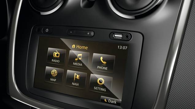 Sistema multimídia traz tela touchscreen, entrada auxiliar e USB | <a href="https://quatrorodas.abril.com.br/saloes/genebra/2013/dacia-logan-mcv-735268.shtml" rel="migration">Leia mais</a>