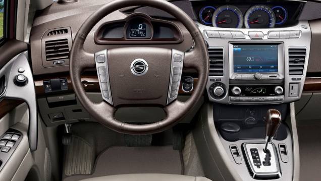 Quanto à motorização, o novo Rodius vem equipado com motor 2.0 turbo de quatro cilindros em linha, movido a diesel, que entrega 153 cv | <a href="%20https://quatrorodas.abril.com.br/saloes/genebra/2013/ssangyong-rodius-735147.shtml" rel="migration">Leia mais</a> Quanto à motorização, o novo Rodius vem equipado com motor 2.0 turbo de quatro cilindros em linha, movido a diesel, que entrega 153 cv | <a href="%20https://quatrorodas.abril.com.br/saloes/genebra/2013/ssangyong-rodius-735147.shtml" rel="migration">Leia mais</a>