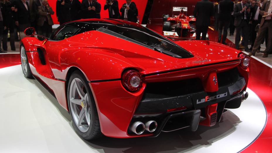 Ferrari LaFerrari | <a href="https://quatrorodas.abril.com.br/saloes/genebra/2013/ferrari-revela-laferrari-735265.shtml" rel="migration">Leia mais</a> | <a href="https://quatrorodas.abril.com.br/galerias/saloes/genebra/2013/direto-genebra-2013-parte-2-735401.shtml" rel="migration">Parte 2</a>