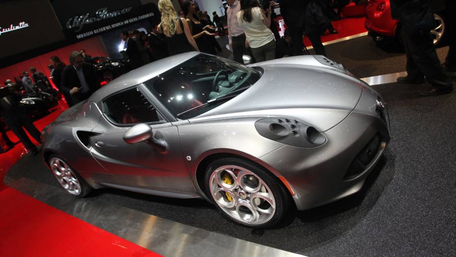 Alfa Romeo 4C | <a href="https://quatrorodas.abril.com.br/saloes/genebra/2013/alfa-romeo-revela-mais-fotos-4c-734491.shtml" rel="migration">Leia mais</a> | <a href="https://quatrorodas.abril.com.br/galerias/saloes/genebra/2013/direto-genebra-2013-parte-2-735401.shtml" rel="migration">Part</a>