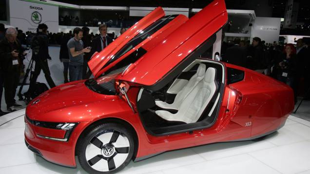 Volkswagen XL1 | <a href="https://quatrorodas.abril.com.br/saloes/genebra/2013/vw-xl1-734390.shtml" rel="migration">Leia mais</a> | <a href="https://quatrorodas.abril.com.br/galerias/saloes/genebra/2013/direto-genebra-2013-parte-2-735401.shtml" rel="migration">Parte 2 dos destaques de Gen</a>