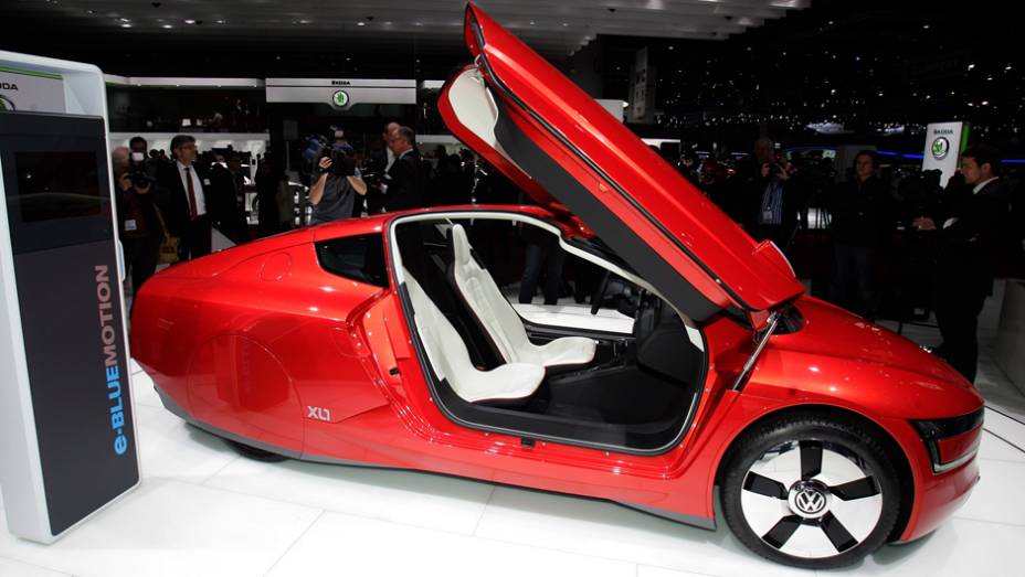 Volkswagen XL1 | <a href="https://quatrorodas.abril.com.br/saloes/genebra/2013/vw-xl1-734390.shtml" rel="migration">Leia mais</a> | <a href="https://quatrorodas.abril.com.br/galerias/saloes/genebra/2013/direto-genebra-2013-parte-2-735401.shtml" rel="migration">Parte 2 dos destaques de Gen</a>