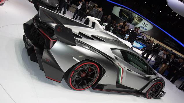 Lamborghini Veneno | <a href="https://quatrorodas.abril.com.br/saloes/genebra/2013/lamborghini-veneno-735176.shtml" rel="migration">Leia mais</a> | <a href="https://quatrorodas.abril.com.br/galerias/saloes/genebra/2013/direto-genebra-2013-parte-2-735401.shtml" rel="migration">Parte 2 dos</a>