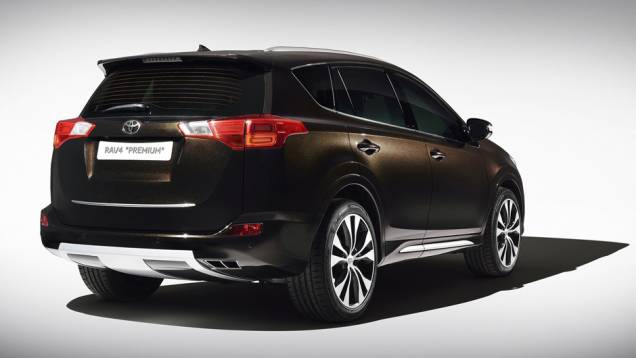 A Premium tem carroceria pintada numa tonalidade bastante escura de bronze | <a href="https://quatrorodas.abril.com.br/saloes/genebra/2013/toyota-rav4-concepts-735322.shtml" rel="migration">Leia mais</a> A Premium tem carroceria pintada numa tonalidade bastante escura de bronze | <a href="https://quatrorodas.abril.com.br/saloes/genebra/2013/toyota-rav4-concepts-735322.shtml" rel="migration">Leia mais</a>