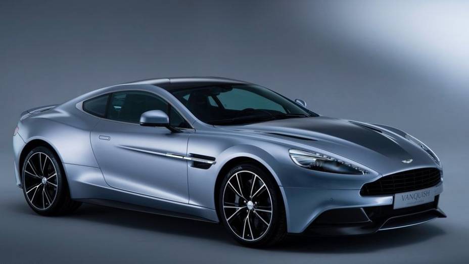 A Aston Martin celebra seu centenário em 2013. Uma das ações comemorativas é o lançamento do Vanquish Centenary Edition | <a href="%20https://quatrorodas.abril.com.br/saloes/genebra/2013/aston-martin-vanquish-centenary-edition-735344.shtml" rel="migration">Leia mais</a>