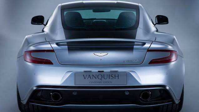 Entre os diferenciais na comparação com o Vanquish usual, a edição especial conta com carroceria de duas cores | <a href="%20https://quatrorodas.abril.com.br/saloes/genebra/2013/aston-martin-vanquish-centenary-edition-735344.shtml" rel="migration">Leia mais</a>