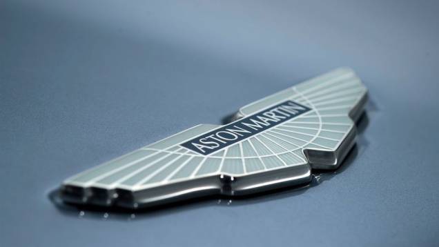 Além disso, cada um dos emblemas da Aston Martin presente no carro é feito em prata sólida | <a href="http://quatrorodas.abril.com.br/saloes/genebra/2013/aston-martin-vanquish-centenary-edition-735344.shtml" rel="migration">Leia mais</a>