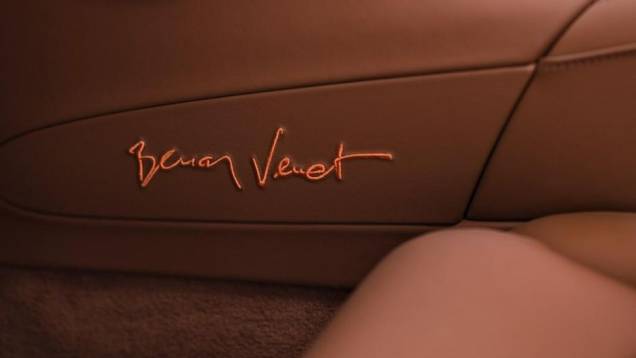 A edição especial do hipercarro foi desenvolvida em parceria com o artista francês Bernard Venet | <a href="%20https://quatrorodas.abril.com.br/saloes/genebra/2013/bugatti-veyron-grand-sport-venet-735269.shtml" rel="migration">Leia mais</a> A edição especial do hipercarro foi desenvolvida em parceria com o artista francês Bernard Venet | <a href="%20https://quatrorodas.abril.com.br/saloes/genebra/2013/bugatti-veyron-grand-sport-venet-735269.shtml" rel="migration">Leia mais</a>
