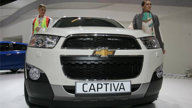 A grade frontal foi levemente redesenhada, mas mantém seu desenho tradicional | <a href="https://quatrorodas.abril.com.br/saloes/genebra/2013/chevrolet-captiva-734430.shtml" rel="migration">Leia mais</a>