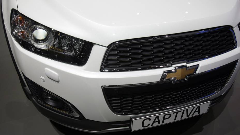No Brasil, a Captiva ainda não passou por mudanças estéticas desde seu lançamento, ocorrido no fim de 2008 | <a href="https://quatrorodas.abril.com.br/saloes/genebra/2013/chevrolet-captiva-734430.shtml" rel="migration">Leia mais</a>