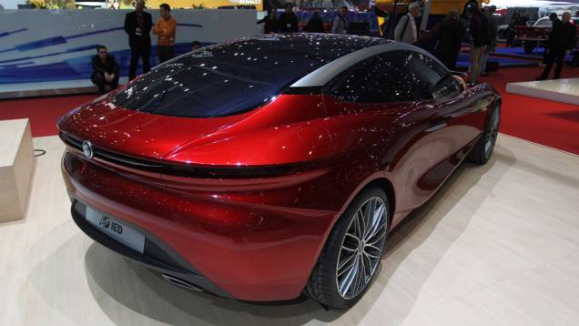 O Gloria tem 4,70 metros de comprimento, 1,92 metro de largura e 1,32 metro de altura | <a href="https://quatrorodas.abril.com.br/saloes/genebra/2013/alfa-romeo-gloria-concept-734921.shtml" rel="migration">Leia mais</a> O Gloria tem 4,70 metros de comprimento, 1,92 metro de largura e 1,32 metro de altura | <a href="https://quatrorodas.abril.com.br/saloes/genebra/2013/alfa-romeo-gloria-concept-734921.shtml" rel="migration">Leia mais</a>