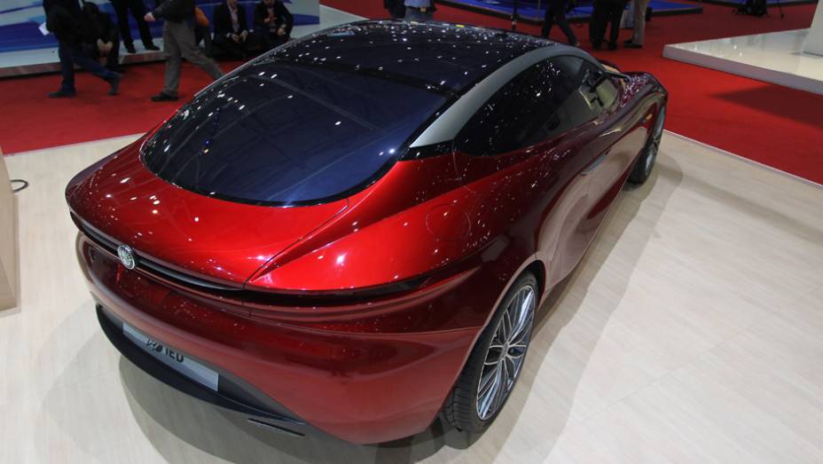 Segundo a Alfa Romeo, o carro foi projetado para receber um motor V6 ou um V8 biturbo de última geração, como o do novo Maserati Quattroporte | <a href="https://quatrorodas.abril.com.br/saloes/genebra/2013/alfa-romeo-gloria-concept-734921.shtml" rel="migration"></a>