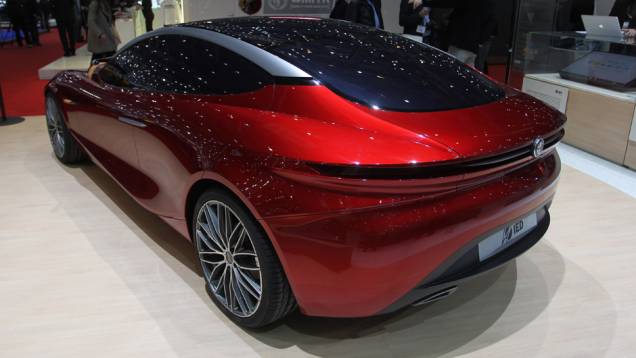 O Gloria foi um projeto assinado por estudantes do programa Master do IED | <a href="https://quatrorodas.abril.com.br/saloes/genebra/2013/alfa-romeo-gloria-concept-734921.shtml" rel="migration">Leia mais</a> O Gloria foi um projeto assinado por estudantes do programa Master do IED | <a href="https://quatrorodas.abril.com.br/saloes/genebra/2013/alfa-romeo-gloria-concept-734921.shtml" rel="migration">Leia mais</a>