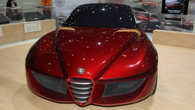 Não poderia faltar o tradicional cuore sportivo estampado na dianteira | <a href="https://quatrorodas.abril.com.br/saloes/genebra/2013/alfa-romeo-gloria-concept-734921.shtml" rel="migration">Leia mais</a>