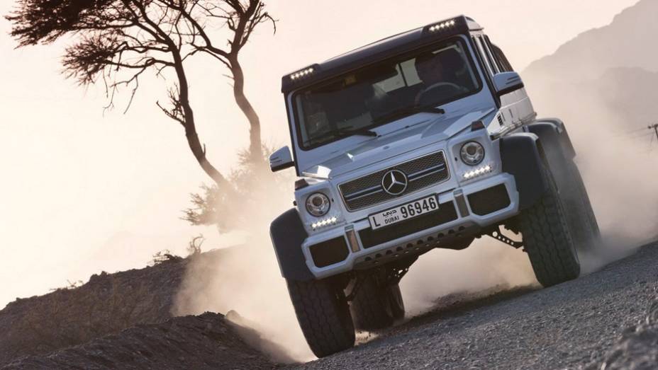 É um tanque de guerra? Não, é apenas a nova versão do jipão G 63 AMG - <a href="https://quatrorodas.abril.com.br/noticias/fabricantes/mercedes-benz-revela-classe-g-seis-rodas-734951.shtml" rel="migration">Leia mais</a>