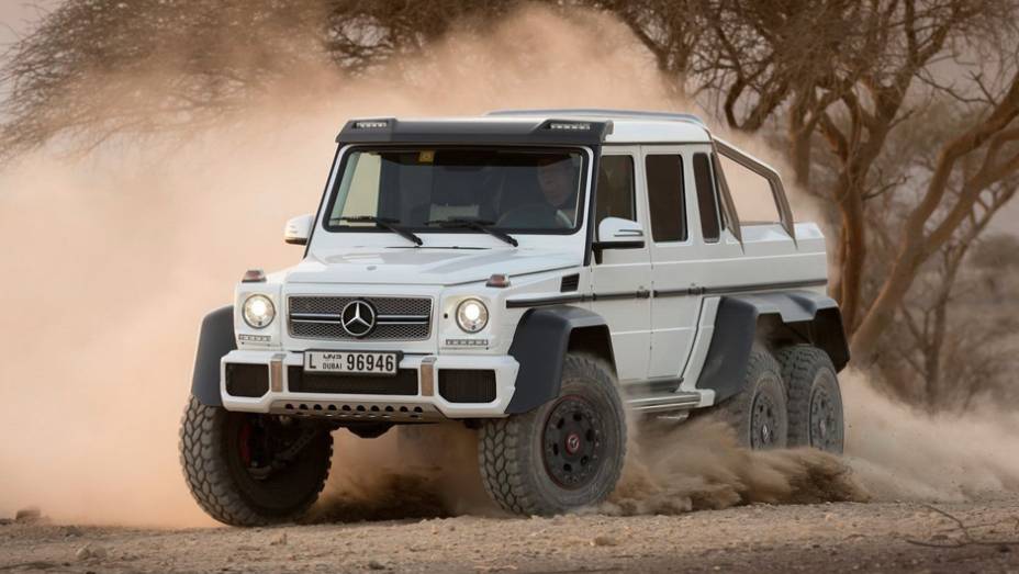 Baseado em uma versão feita para o exército australiano, o G63 AMG 6x6 traz cinco diferenciais auto-blocantes - <a href="https://quatrorodas.abril.com.br/noticias/fabricantes/mercedes-benz-revela-classe-g-seis-rodas-734951.shtml" rel="migration">Leia mais</a>