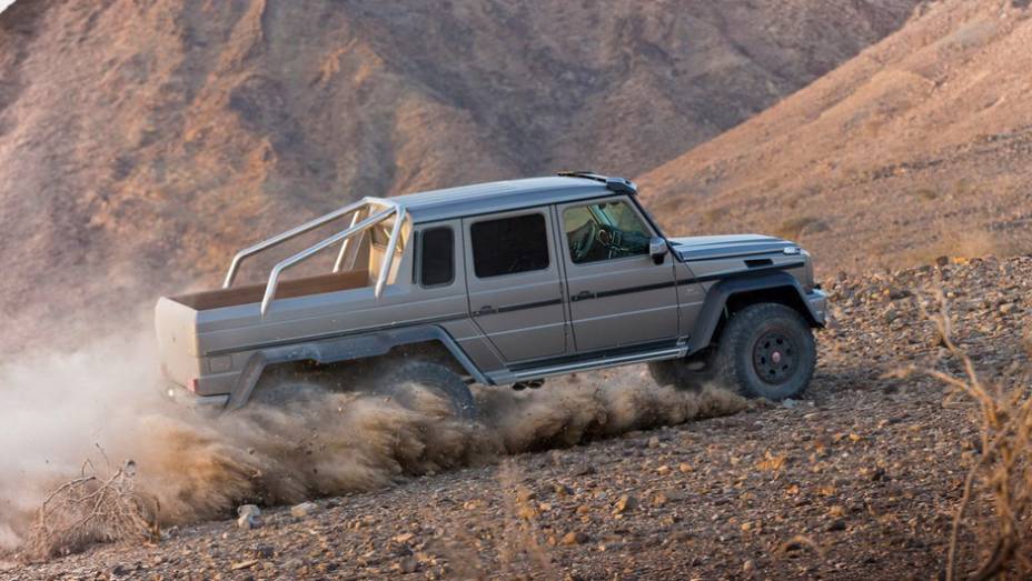 Mercedes G 63 AMG 6x6 - <a href="https://quatrorodas.abril.com.br/noticias/fabricantes/mercedes-benz-revela-classe-g-seis-rodas-734951.shtml" rel="migration">Leia mais</a>