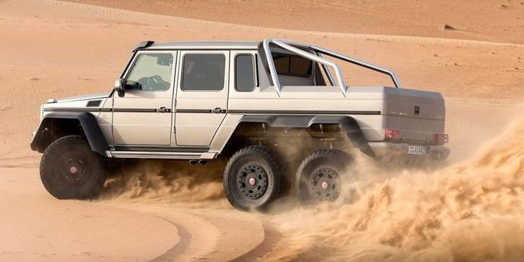 Mercedes G 63 AMG 6x6 - <a href="https://quatrorodas.abril.com.br/noticias/fabricantes/mercedes-benz-revela-classe-g-seis-rodas-734951.shtml" rel="migration">Leia mais</a>