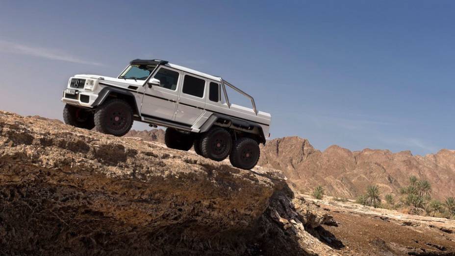 Mercedes G 63 AMG 6x6 - <a href="https://quatrorodas.abril.com.br/noticias/fabricantes/mercedes-benz-revela-classe-g-seis-rodas-734951.shtml" rel="migration">Leia mais</a>