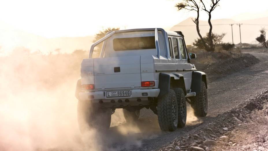 Mercedes G 63 AMG 6x6 - <a href="https://quatrorodas.abril.com.br/noticias/fabricantes/mercedes-benz-revela-classe-g-seis-rodas-734951.shtml" rel="migration">Leia mais</a>