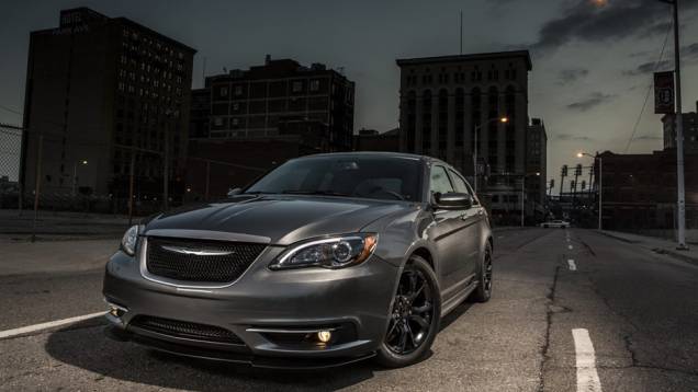 A Chrysler apresenta no Salão de Nova Iorque uma edição especial do modelo 200 S | <a href="https://quatrorodas.abril.com.br/saloes/new-york/2013//chrysler-200-s-special-edition-736968.shtml" rel="migration">Leia mais</a> A Chrysler apresenta no Salão de Nova Iorque uma edição especial do modelo 200 S | <a href="https://quatrorodas.abril.com.br/saloes/new-york/2013//chrysler-200-s-special-edition-736968.shtml" rel="migration">Leia mais</a>
