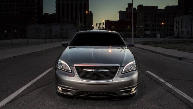Chamado de Chrysler 200 S Special Edition, modelo tem preço sugerido de US$ 28.870 | <a href="https://quatrorodas.abril.com.br/saloes/new-york/2013//chrysler-200-s-special-edition-736968.shtml" rel="migration">Leia mais</a>