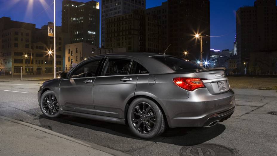 Baseado na versão S, o carro está equipado com o motor Pentastar V6 de 3.6 litros | <a href="https://quatrorodas.abril.com.br/saloes/new-york/2013//chrysler-200-s-special-edition-736968.shtml" rel="migration">Leia mais</a>