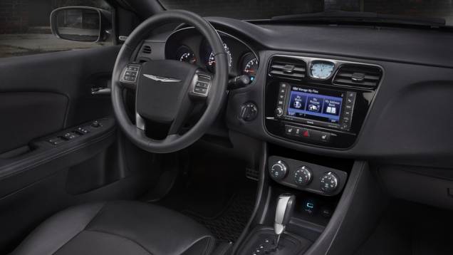 O Chrysler 200 S Special Edition vem com bancos de couro e volante de couro perfurado | <a href="https://quatrorodas.abril.com.br/saloes/new-york/2013//chrysler-200-s-special-edition-736968.shtml" rel="migration">Leia mais</a> O Chrysler 200 S Special Edition vem com bancos de couro e volante de couro perfurado | <a href="https://quatrorodas.abril.com.br/saloes/new-york/2013//chrysler-200-s-special-edition-736968.shtml" rel="migration">Leia mais</a>