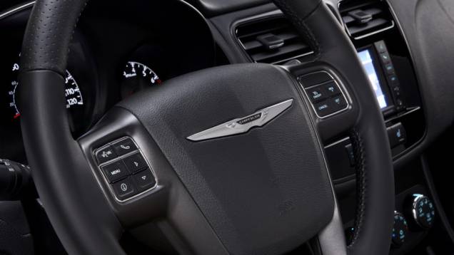 Chrysler 200 S Special Edition | <a href="https://quatrorodas.abril.com.br/saloes/new-york/2013//chrysler-200-s-special-edition-736968.shtml" rel="migration">Leia mais</a>