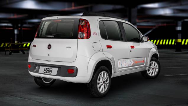 Na parte externa, rodas de liga leve, apliques em vermelho e rack da cor preta no teto são os destaques | <a href="https://quatrorodas.abril.com.br/noticias/mercado/fiat-uno-ganha-serie-college-736970.shtml" rel="migration">Leia mais</a> Na parte externa, rodas de liga leve, apliques em vermelho e rack da cor preta no teto são os destaques | <a href="https://quatrorodas.abril.com.br/noticias/mercado/fiat-uno-ganha-serie-college-736970.shtml" rel="migration">Leia mais</a>