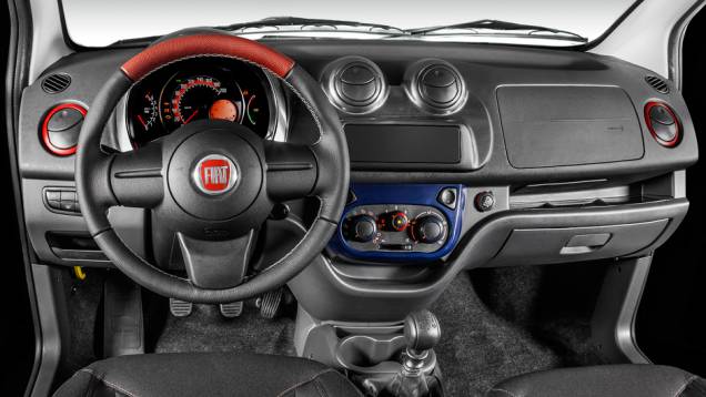 Interior ganhou apliques nas cores vermelho e azul | <a href="https://quatrorodas.abril.com.br/noticias/mercado/fiat-uno-ganha-serie-college-736970.shtml" rel="migration">Leia mais</a> Interior ganhou apliques nas cores vermelho e azul | <a href="https://quatrorodas.abril.com.br/noticias/mercado/fiat-uno-ganha-serie-college-736970.shtml" rel="migration">Leia mais</a>