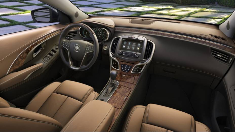 Internamente, o LaCrosse ganha novo painel, console central redesenhado, novos bancos, revestimento com materiais de melhor qualidade | <a href="%20https://quatrorodas.abril.com.br/saloes/new-york/2013//buick-lacrosse-736992.shtml" rel="migration">Leia mais</a>