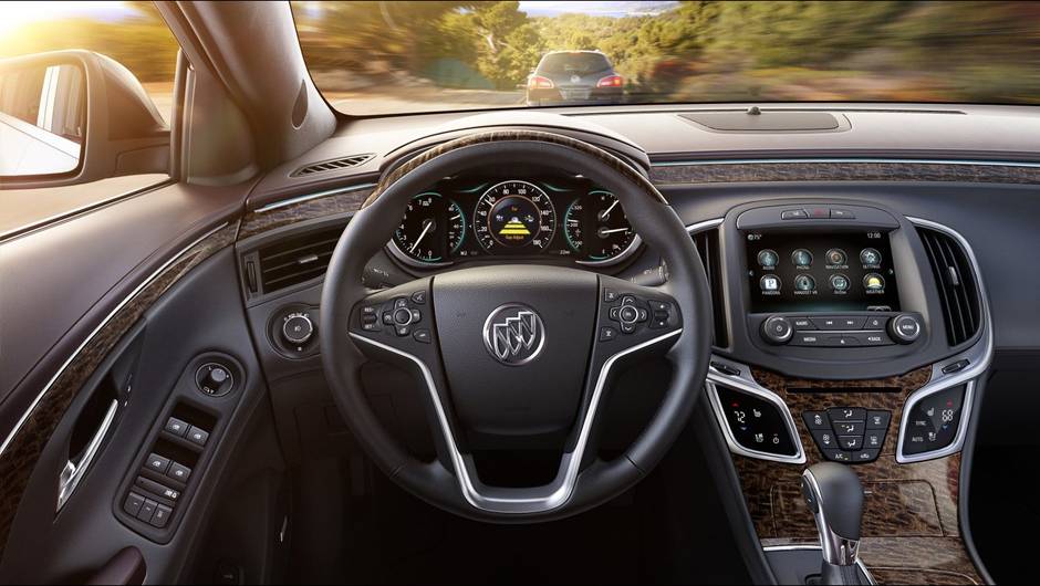 Quanto &agrave; tecnologia, o sistema de entretenimento e navega&ccedil;&atilde;o IntelliLink chega &agrave; sua nova gera&ccedil;&atilde;o, com controles similares ao do sistema CUE, da Cadillac | <a href="%20https://quatrorodas.abril.com.br/saloes/new-york/2013//buick-lacrosse-736992.shtml" rel="migration">Leia m</a>