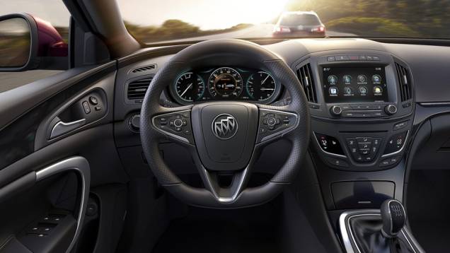 Por dentro, vem equipado com central multimídia de 8 polegadas | <a href="https://quatrorodas.abril.com.br/saloes/new-york/2013//buick-regal-737108.shtml" rel="migration">Leia mais</a>