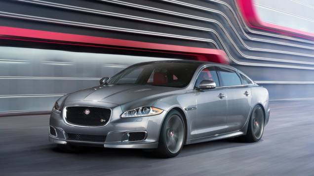 A Jaguar lança uma versão de performance da linha XJ em NY | <a href="https://quatrorodas.abril.com.br/saloes/new-york/2013/jaguar-xjr-737116.shtml" rel="migration">Leia mais</a>