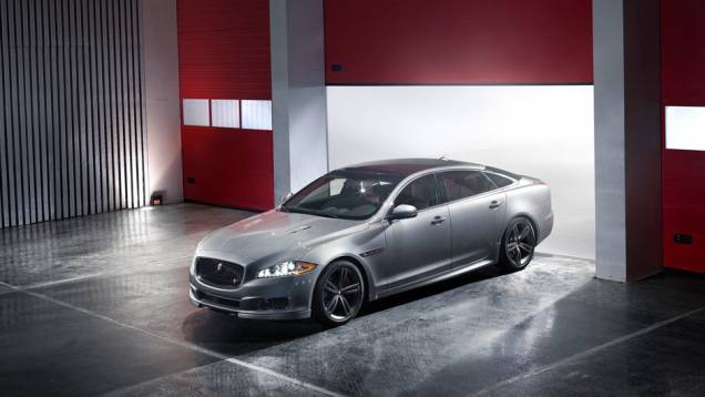 O modelo vem equipado com motor 5.0 V8 | <a href="https://quatrorodas.abril.com.br/saloes/new-york/2013/jaguar-xjr-737116.shtml" rel="migration">Leia mais</a>