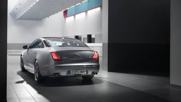 A insígnia R está em diversos pontos do carro | <a href="https://quatrorodas.abril.com.br/saloes/new-york/2013/jaguar-xjr-737116.shtml" rel="migration">Leia mais</a> A insígnia R está em diversos pontos do carro | <a href="https://quatrorodas.abril.com.br/saloes/new-york/2013/jaguar-xjr-737116.shtml" rel="migration">Leia mais</a>