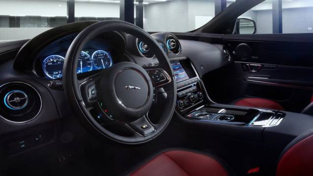 O XJR será o topo de linha da gama XJ, acima até do Supersport | <a href="https://quatrorodas.abril.com.br/saloes/new-york/2013/jaguar-xjr-737116.shtml" rel="migration">Leia mais</a> O XJR será o topo de linha da gama XJ, acima até do Supersport | <a href="https://quatrorodas.abril.com.br/saloes/new-york/2013/jaguar-xjr-737116.shtml" rel="migration">Leia mais</a>
