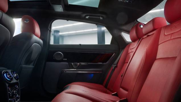 ...mas, levando em conta o acréscimo médio de US$ 15 mil de modelos R da Jaguar na comparação com as outras versões... | <a href="%20https://quatrorodas.abril.com.br/saloes/new-york/2013/jaguar-xjr-737116.shtml" rel="migration">Leia mais</a> ...mas, levando em conta o acréscimo médio de US$ 15 mil de modelos R da Jaguar na comparação com as outras versões... | <a href="%20https://quatrorodas.abril.com.br/saloes/new-york/2013/jaguar-xjr-737116.shtml" rel="migration">Leia mais</a>