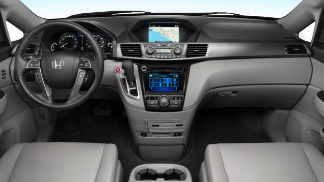 Por dentro, o console central foi renovado. Outros detalhes revistos foram o botão de acionamento do motor, central multimídia HondaLink (com integrações com smartphones)... | <a href="%20https://quatrorodas.abril.com.br/saloes/new-york/2013/honda-odyssey-73" rel="migration"></a>