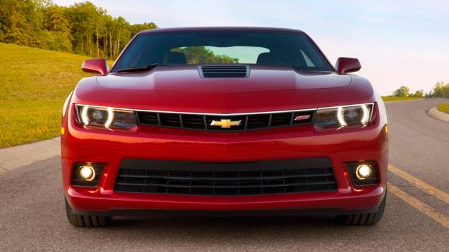 Na frente, as linhas estão mais suaves, com uma grade mais fina, faróis menores... | <a href="%20https://quatrorodas.abril.com.br/saloes/new-york/2013/chevrolet-camaro-2014-737105.shtml" rel="migration">Leia mais</a>