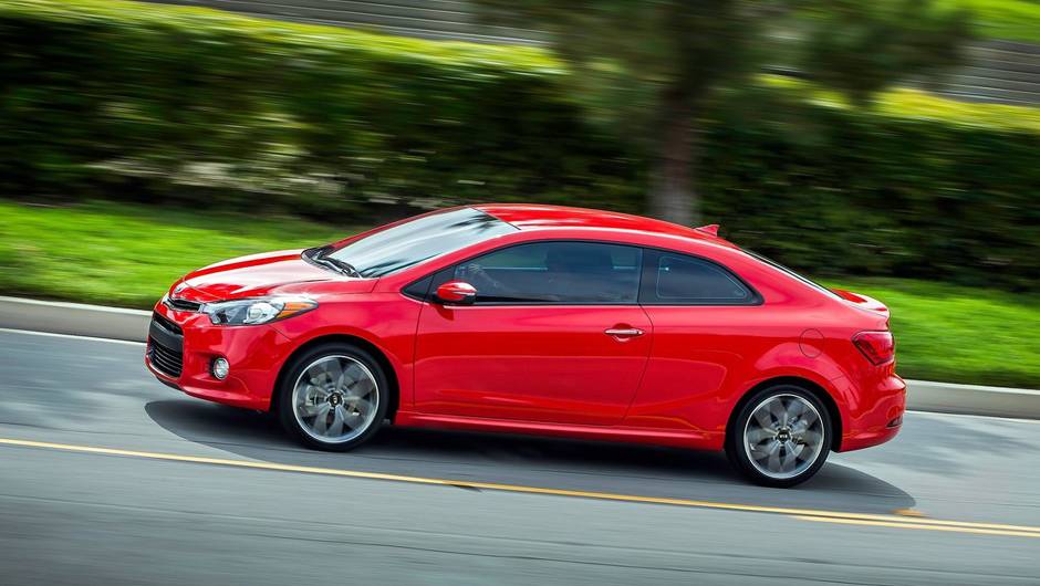 O motor &eacute; o 2.0, de 173 cavalos de pot&ecirc;ncia e a transmiss&atilde;o &eacute; autom&aacute;tica de seis marchas | <a href="%20https://quatrorodas.abril.com.br/saloes/new-york/2013/kia-forte-koup-737223.shtml" rel="migration">Leia mais</a>
