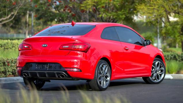 A versão de topo é a SX, equipada com motor 1.6 turbo, de 201 cv, câmbio manual de seis marchas de série e automático de seis marchas (com comando no volante) como opcional | <a href="%20https://quatrorodas.abril.com.br/saloes/new-york/2013/kia-forte-koup-73" rel="migration"></a> A versão de topo é a SX, equipada com motor 1.6 turbo, de 201 cv, câmbio manual de seis marchas de série e automático de seis marchas (com comando no volante) como opcional | <a href="%20https://quatrorodas.abril.com.br/saloes/new-york/2013/kia-forte-koup-73" rel="migration"></a>