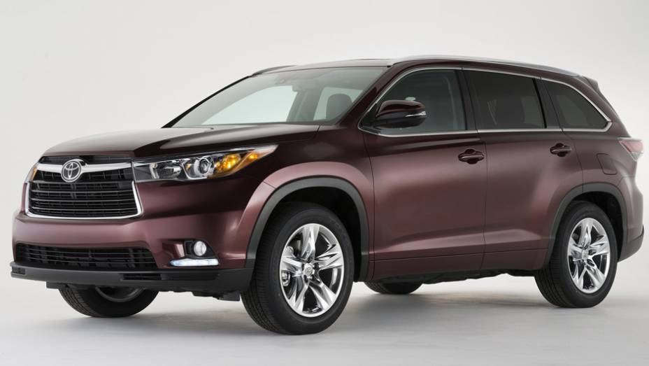 A Toyota exibe em Nova Iorque a atualização do Highlander. | <a href="https://quatrorodas.abril.com.br/saloes/new-york/2013/toyota-highlander-737218.shtml" rel="migration">Leia mais</a>