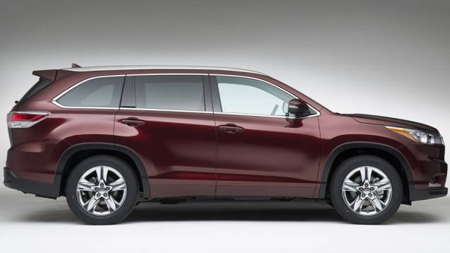 Sempre visto como um carro com visual comportado, o SUV passa a ousar um pouco mais em seu modelo 2014 | <a href="%20https://quatrorodas.abril.com.br/saloes/new-york/2013/toyota-highlander-737218.shtml" rel="migration">Leia mais</a>