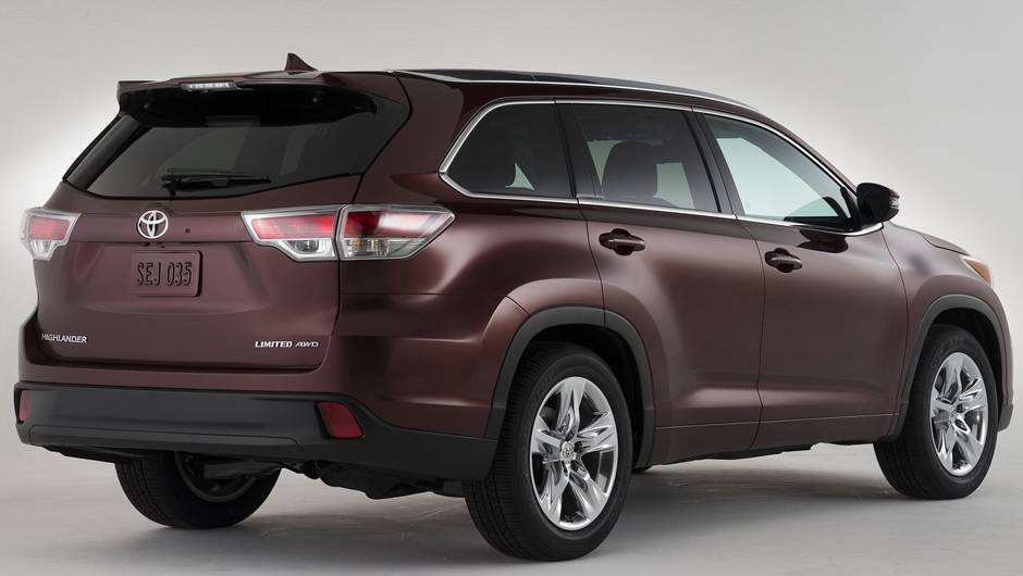 Em termos visuais, ao menos externamente, o restante do carro &eacute; mais uma evolu&ccedil;&atilde;o do modelo anterior, com novidades nas lanternas traseiras e nos para-lamas, por exemplo | <a href="%20https://quatrorodas.abril.com.br/saloes/new-york/2013/toyota-highlander-73" rel="migration"></a>