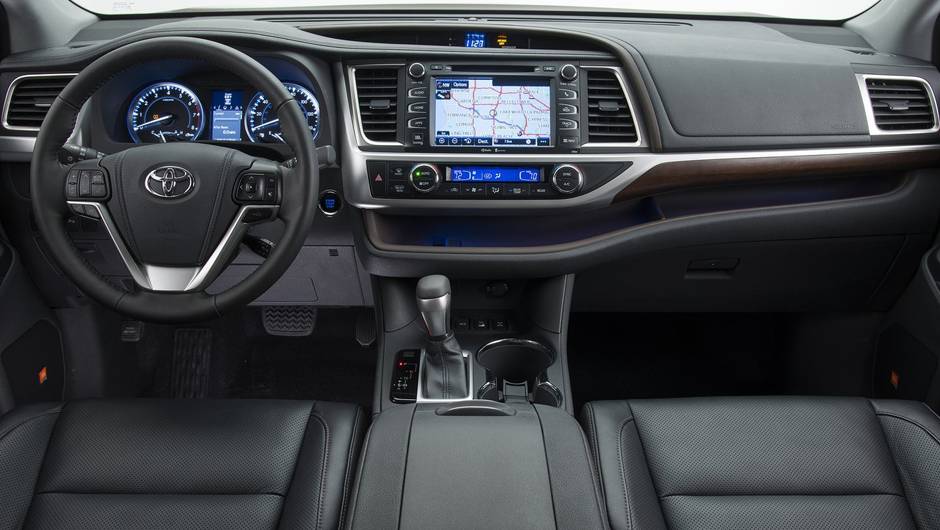 O sistema multim&iacute;dia Entune, com tela sens&iacute;vel ao toque, tamb&eacute;m marca presen&ccedil;a | <a href="%20https://quatrorodas.abril.com.br/saloes/new-york/2013/toyota-highlander-737218.shtml" rel="migration">Leia mais</a>